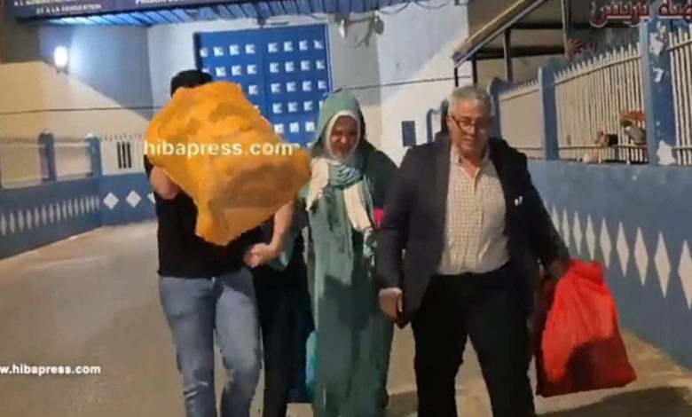 عاجل لحظة مؤثرة.. زوجة طبيب التجميل التازي تغادر أسوار سجن عكاشة